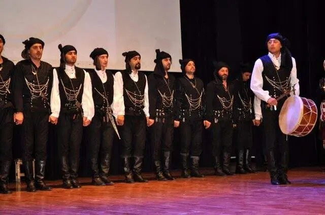 Günümüzde yöresel oyunlar, sadece köy meydanlarında veya düğünlerde değil, festivallerden sahne gösterilerine, okullardaki etkinliklerden dijital platformlara kadar pek çok alanda yaşatılmaktadır.